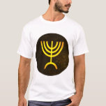 Camiseta Menorah Flame<br><div class="desc">Uma renderização digital da menorah judaica de sete ramificações (hebraico: מְ נ וֹ ה ‎). A menorah de sete ramificações, usada no santuário portátil montado por Moisés na selva e, mais tarde, no Templo em Jerusalém, tem sido símbolo do judaísmo desde a Antiguidade e é o emblema no casaco de...</div>
