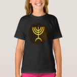 Camiseta Menorah Flame<br><div class="desc">Uma renderização digital da menorah judaica de sete ramificações (hebraico: מְ נ וֹ ה ‎). A menorah de sete ramificações, usada no santuário portátil montado por Moisés na selva e, mais tarde, no Templo em Jerusalém, tem sido símbolo do judaísmo desde a Antiguidade e é o emblema no casaco de...</div>