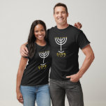 Camiseta Menorah Mens Tee White Dourado<br><div class="desc">Esta design tem letras Paleo Hebrew escritas na palavra Menorah; Mem, Nun, Resh, e Ei. Resumindo, o seu significado é... Mem - Caos poderoso Sangue. Nun - Continue Seu Filho. Reh - Primeiro Início. Olhe Respiração Reveal. A palavra é o número H4501 na Concordância de Strong. Feminina de H4500 (no...</div>