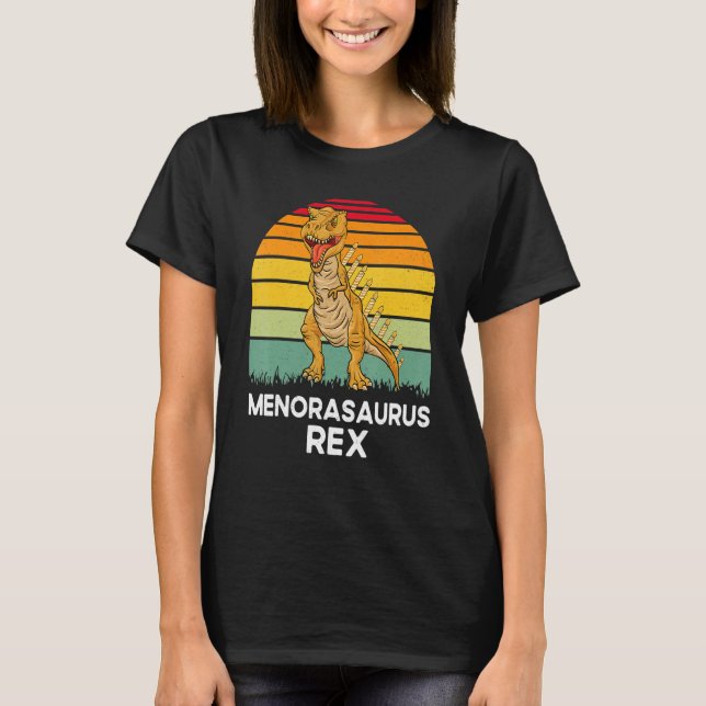 Camiseta Menorasaurus Rex  Dinosaur Rex Hanukkah Menora Pun (Frente)