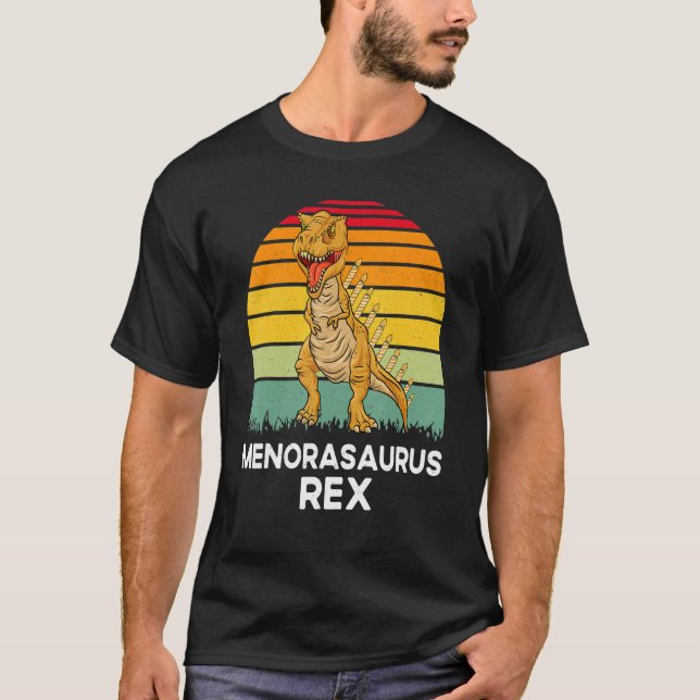 Camiseta Menorasaurus Rex  Dinosaur Rex Hanukkah Menora Pun (Frente)