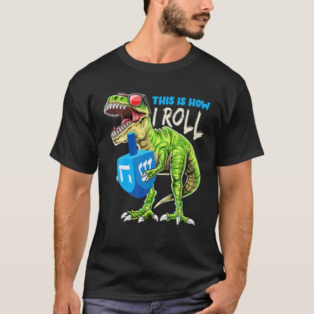 Camiseta Menorassauro É Assim Que Eu Rolo Dinossauro Hanukk (Frente)