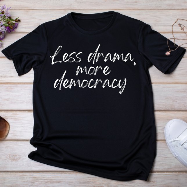 Camiseta Menos Drama Mais Democracia (Criador carregado)
