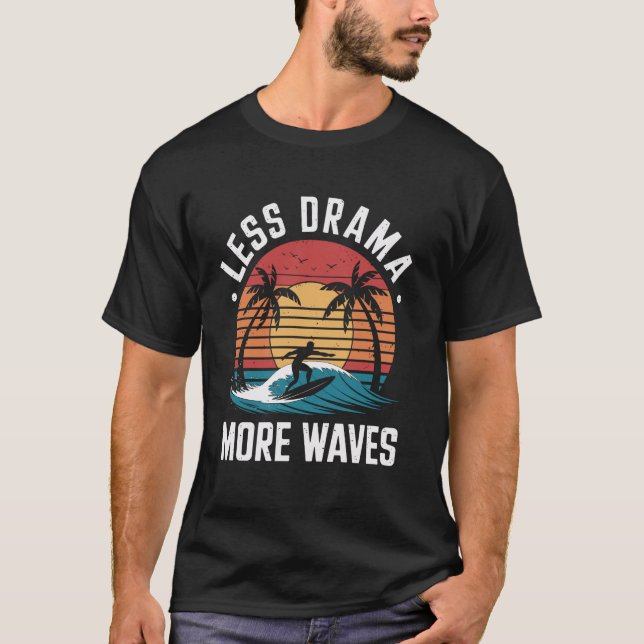 Camiseta Menos Drama Mais Ondas Engraçadas Surfista Surfboa (Frente)