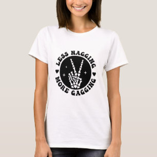 Camiseta Menos Nagging Mais Gaging Cheeky Humor Design