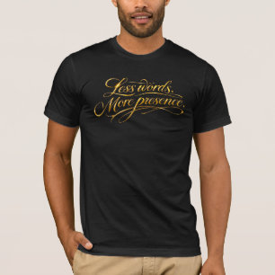 Camiseta Menos Palavras Mais Presença - Caligrafia de Luxo