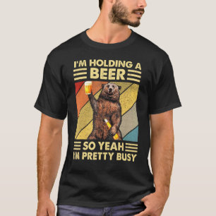 Camiseta Mens Bear Estou Segurando Uma Cerveja, Então Estou