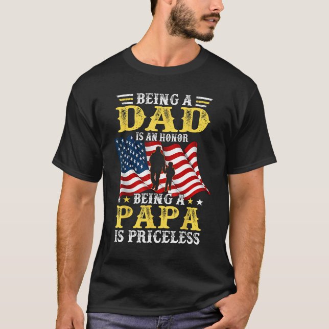 Camiseta Mens Being Dad is an Honor Being Papa is Priceless (Frente)