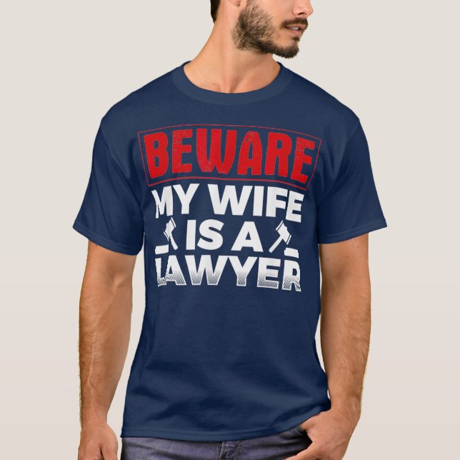 Camiseta Mens Beware Minha Esposa É Advogada (Frente)