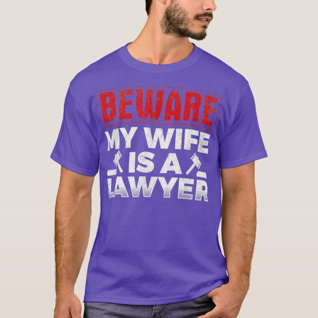 Camiseta Mens Beware Minha Esposa É Advogada (Frente)