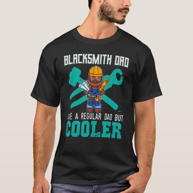 Camiseta Mens Blacksmith Dad Like A Regular Dad But Cooler  (Frente)
