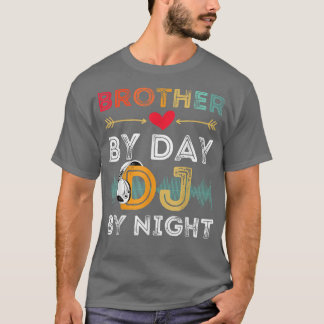 Camiseta Mens Brother By Day DJ By Night Retro Vintage Deej