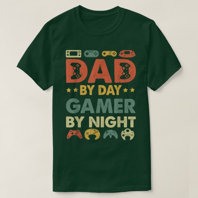 Camiseta Mens Dad By Day Gamer By Night T Funny Gamer Dad F (Frente do Design)