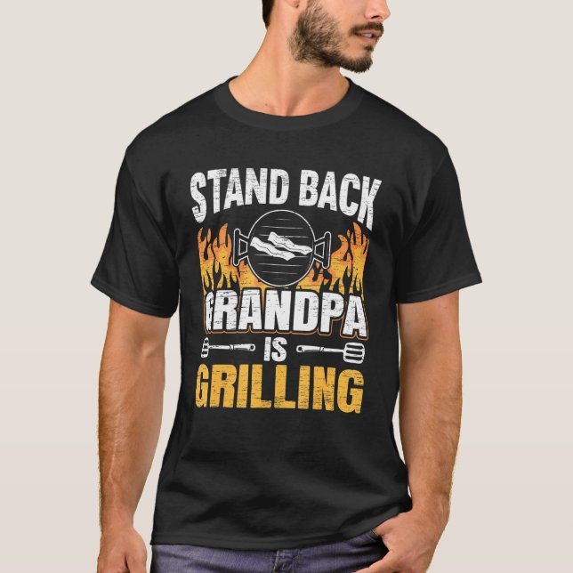 Camiseta Mens De Pé Para Trás Vovô Está Griling Barbecue Gr (Frente)