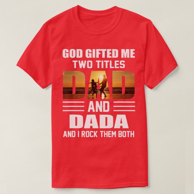 Camiseta Mens Deus me deu dois títulos Pai e Dada Engraçado (Frente do Design)