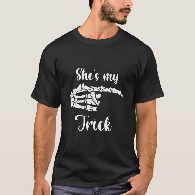 Camiseta Mens Ela É Minha Preguiçosa Mão Engraçada (Frente)