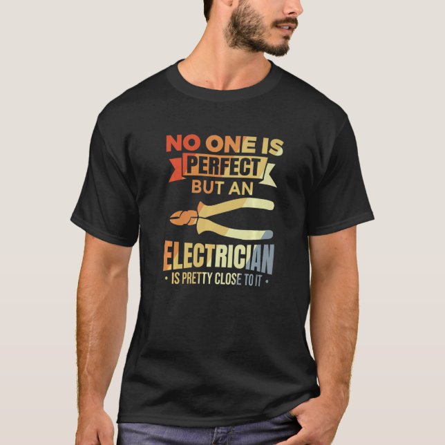 Camiseta Mens  Electronics Technician Joke for Electricians (Frente)
