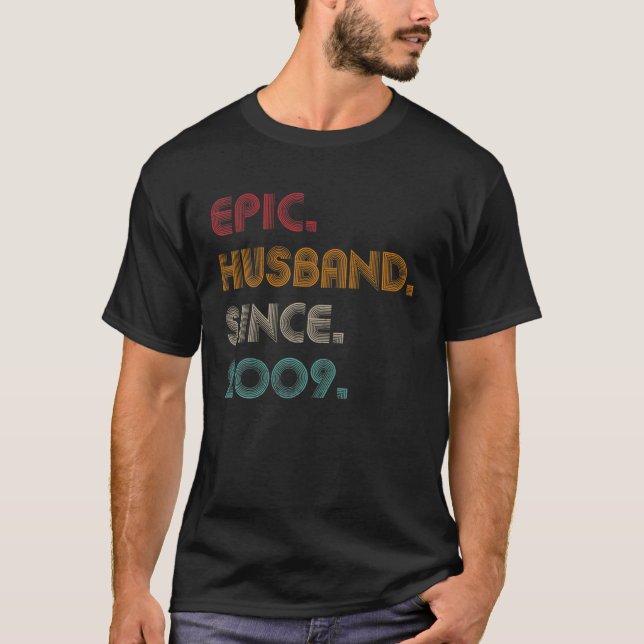 Camiseta Mens Epic Husband Desde 2009 - Annive De Casamento (Frente)