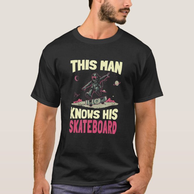 Camiseta Mens Este Homem Conhece O Skat De Bordo Do Skate (Frente)