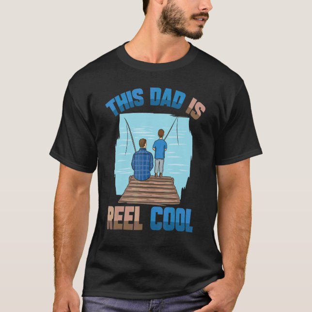 Camiseta Mens Este Pai É Uma Aventura De Pesca Muito Legal  (Frente)