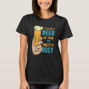 Camiseta Mens, estou segurando uma cerveja, então estou Bon