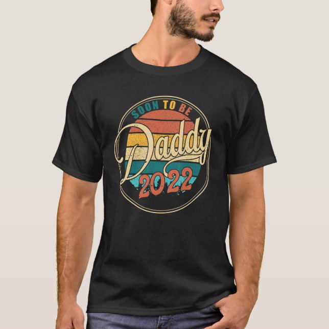 Camiseta Mens Fathers Day  New Dad Soon To Be Daddy Est 202 (Frente)