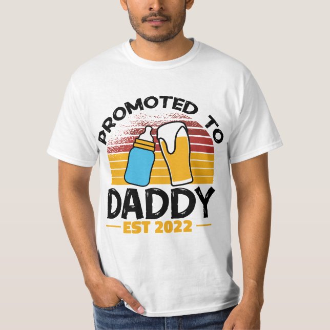 Camiseta Mens First Time Dad Promoted to Daddy 2022  (Frente)