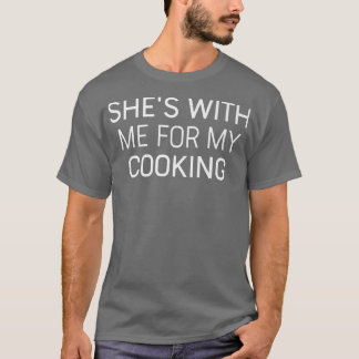 Camiseta Mens Funny Husband Shes With Me For My Cooking Che