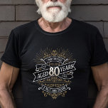 Camiseta Mens Funny Whiskey 80 Birthday<br><div class="desc">Celebre o grande 8-0 com estilo e humor com este design de aniversário inspirado no rótulo de uísque vintage. A tipografia negra, dourada e branca é ornamentado e elegante, dando-lhe um toque clássico de retrô-safra. Perfeito para o homem (ou para a mulher!) na sua vida que ama o seu uísque,...</div>