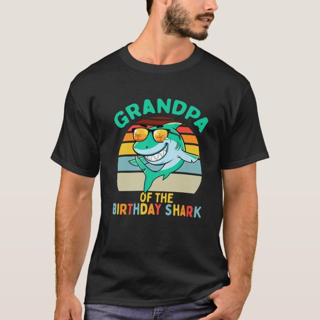 Camiseta Mens Grandpa Matching Family Shark Birthday (Frente)