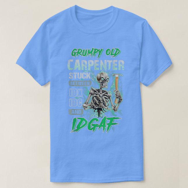 Camiseta Mens Grumpy Old Carpenter Stuck Between IDC and ID (Frente do Design)