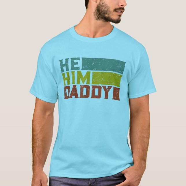 Camiseta Mens He / Him / Pai - Engraçado Dizendo Orgulho ga (Frente)