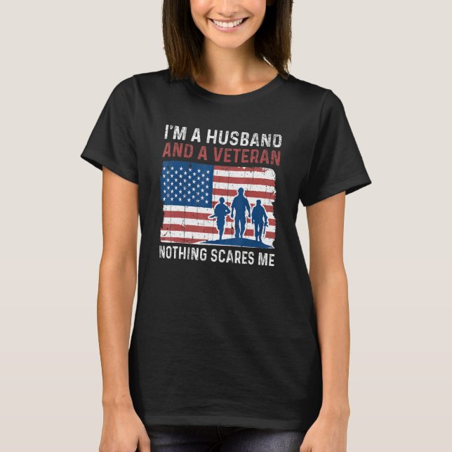 Camiseta Mens Husband Nothing Scares Me American Proud Vete (Frente)