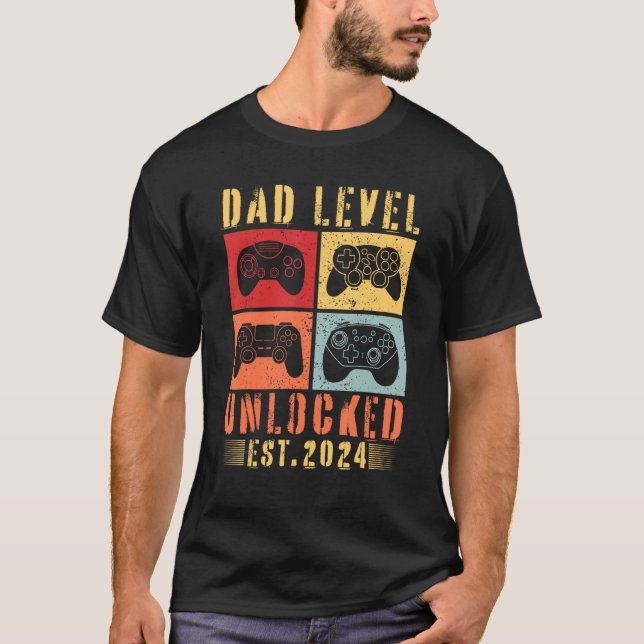 Camiseta Mens I Leveled Up To Dad 2024 Promoted To Daddy Le (Frente)
