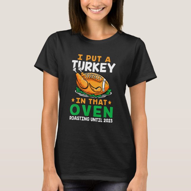 Camiseta Mens I Put A Turkey In That Oven Pregnancy Thanksg (Frente)