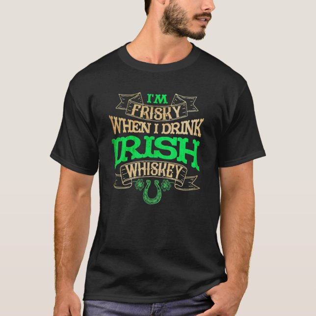 Camiseta Mens Im Frisky Quando Eu Bebo Rua Irlandesa Whiske (Frente)