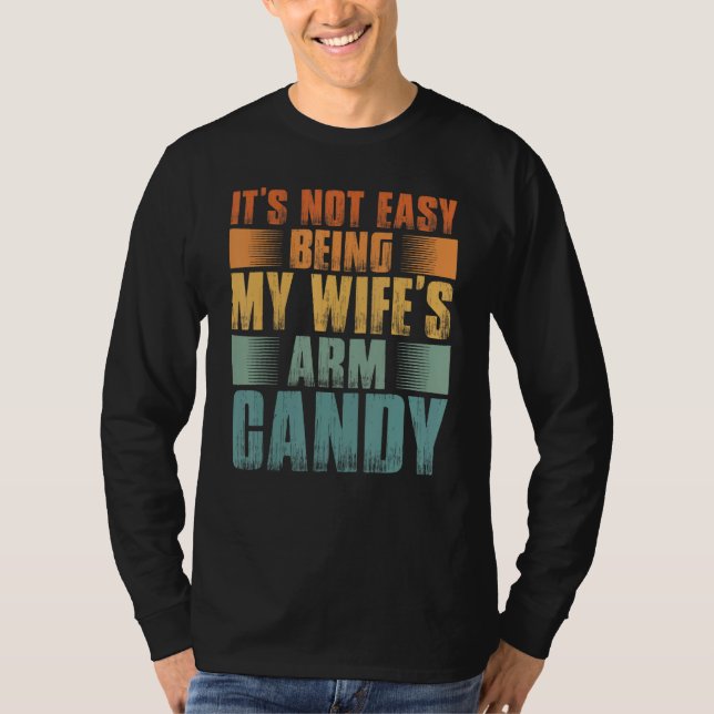 Camiseta Mens It s Not Easy Being My Wifes Arm Candy (Frente)
