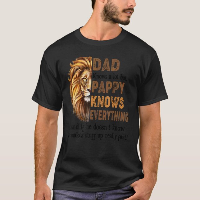 Camiseta Mens Lion Pai Sabe Muito, Mas Pappy Sabe Tudo (Frente)