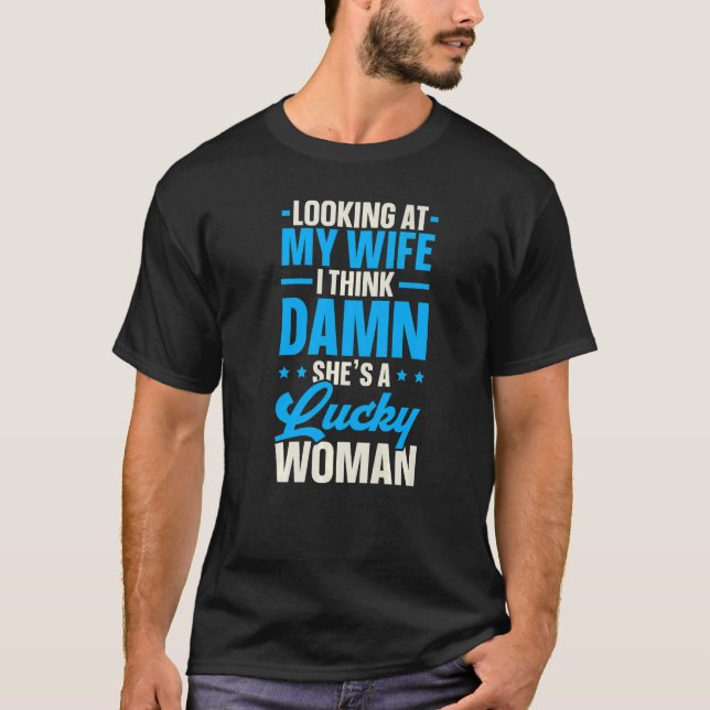 Camiseta Mens Looking At My Wife I Think She's A Lucky Woma (Frente)