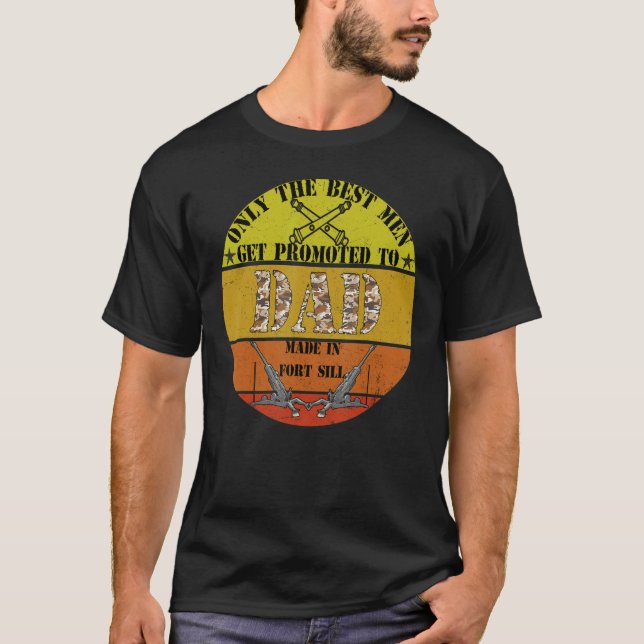 Camiseta Mens Made In Fort Sill Cool Field Artillery Daddy  (Frente)
