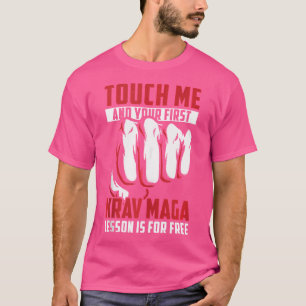 Camiseta Mens Me Tocam E Sua Primeira Lição De Krav Maga É 