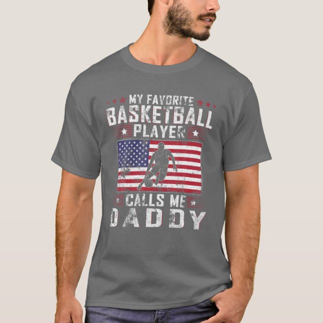 Camiseta Mens Meu Jogador De Basquete Favorito Me Chama De  (Frente)