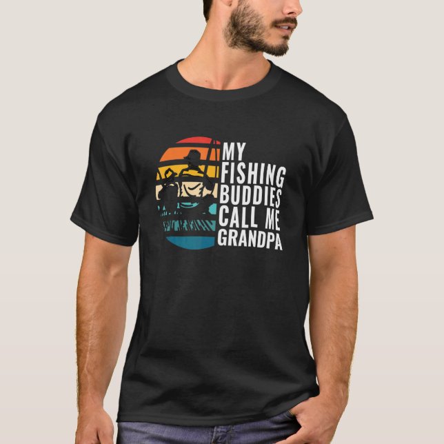 Camiseta Mens Meus Amigos De Pesca Me Chamam De Pescador Vo (Frente)