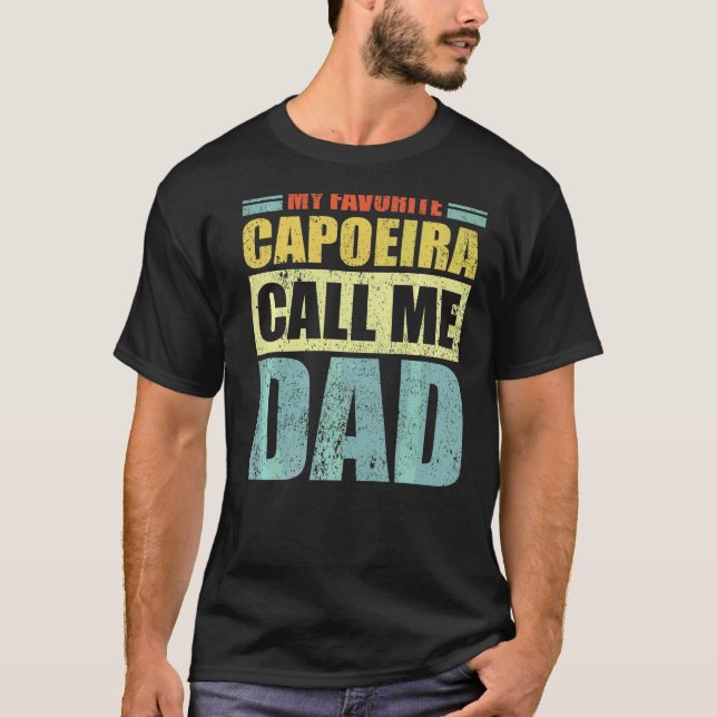 Camiseta Mens Minha Capoeira Favorita me chama de D do Pai  (Frente)