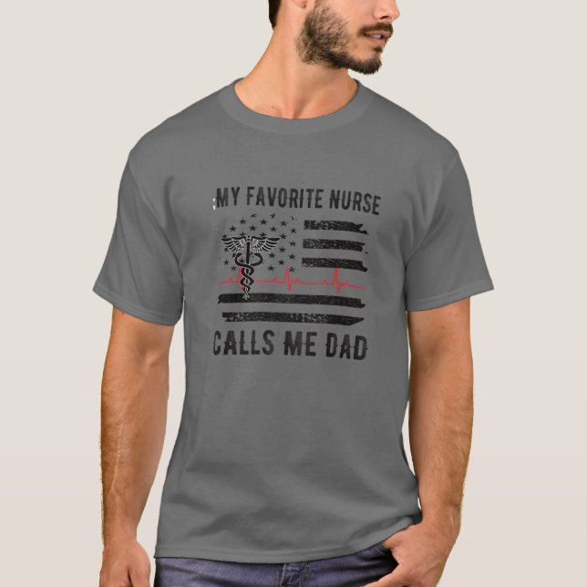 Camiseta Mens Minha Enfermeira Favorita Me Chama De Pai Pai (Frente)