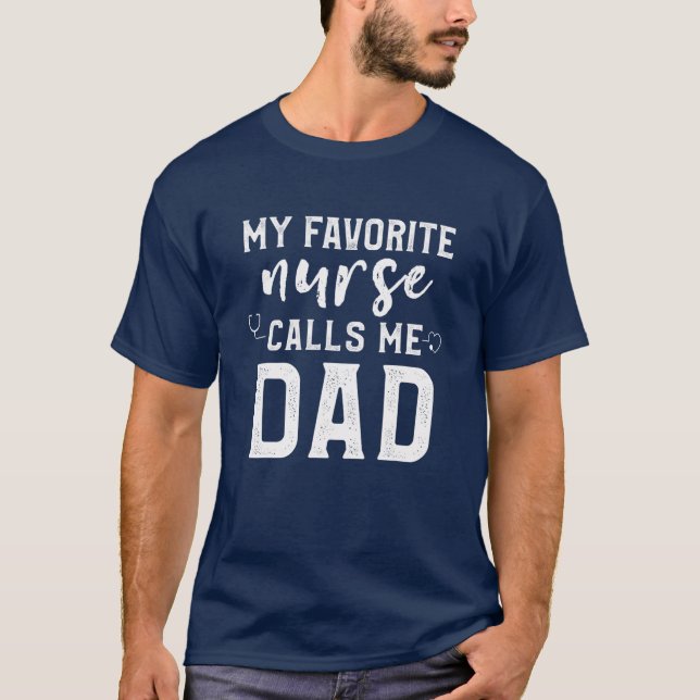 Camiseta Mens Minha Enfermeira Favorita Me Chama Pai Filho  (Frente)