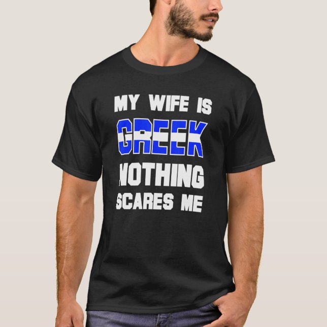 Camiseta Mens Minha Esposa É Grega Nada Me Assusta Marido (Frente)