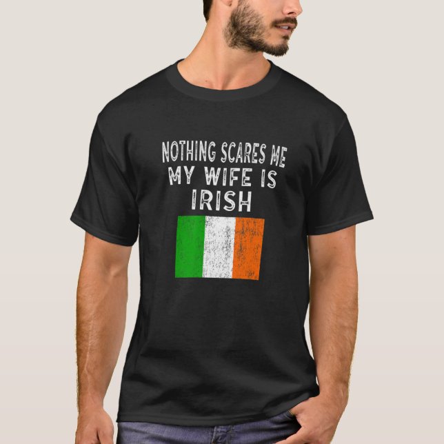 Camiseta Mens Minha Esposa É Irlandesa Nada Me Assusta Engr (Frente)