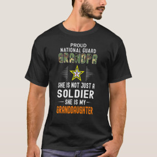 Camiseta Mens Minha Neta É Um Soldado Orgulhoso Nacional