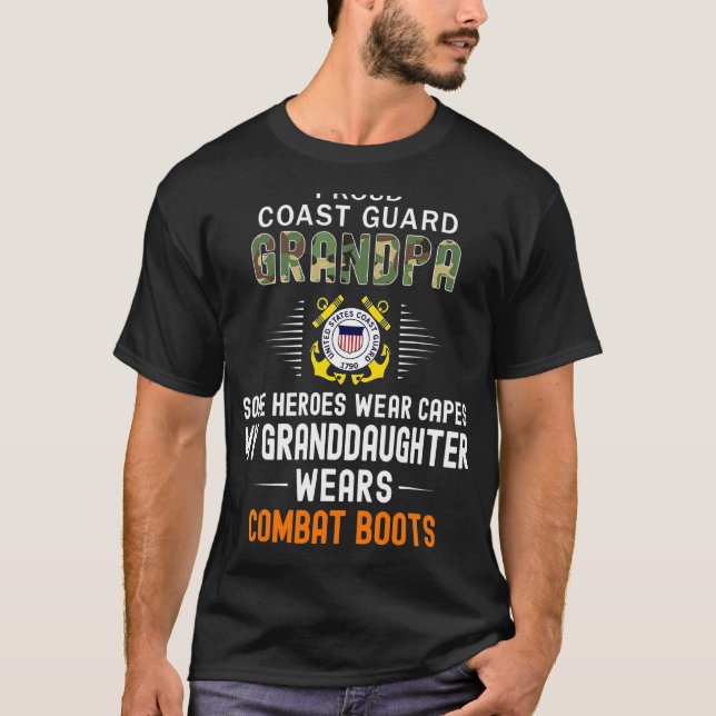 Camiseta Mens Minha Neta Veste Combate Botas Orgulhosas (Frente)